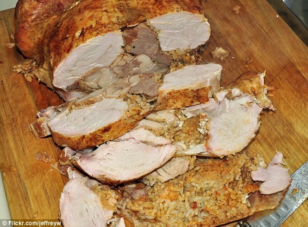 Turducken. Tên món ăn lạ lẫm này thực chất được kết hợp giữa turkey-duck-chicken (gà tây- vịt- gà). Đó là một món ăn 3 trong một, gồm một con gà nhỏ được nhét đầy cơm, sau đó nhét vào con vịt, rồi lại nhét tất cả vào một con gà tây rồi đem nướng.